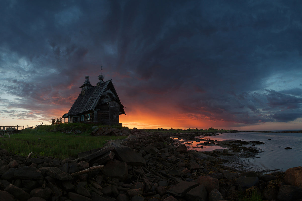 photo-wallpaper-the-old-church-on-the-coast-of-white-sea