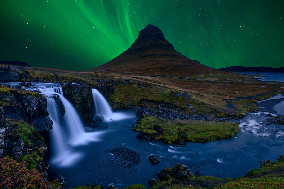 photo-wallpaper-kirkjufell-under-a-boreal-green-sky