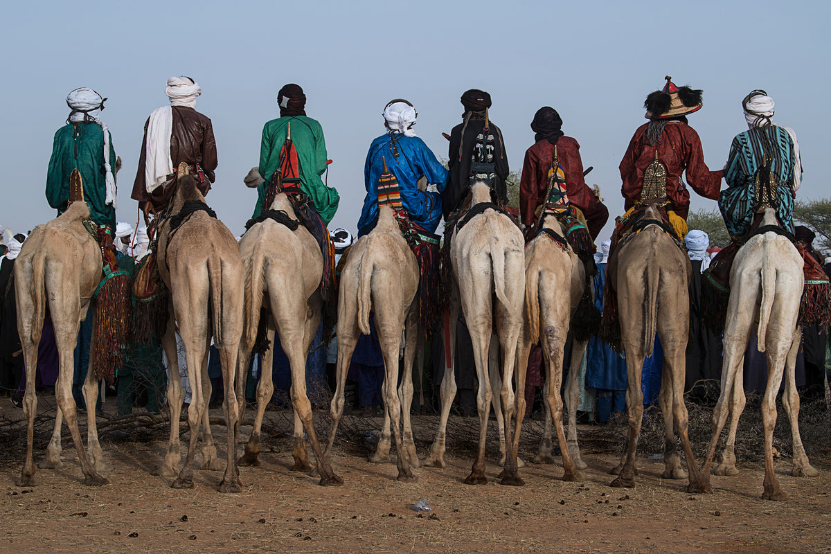 photo-wallpaper-watching-the-gerewol-festival-from-the-camels-niger