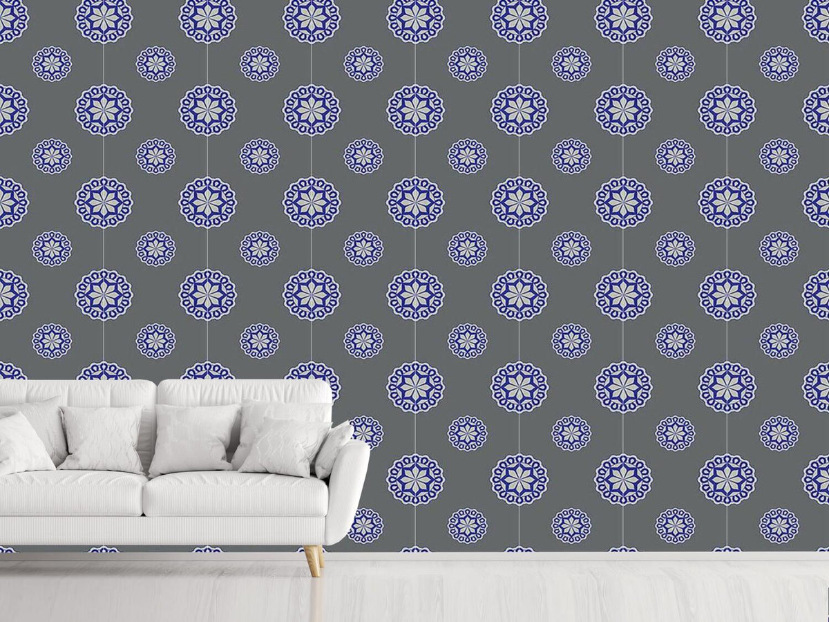 patterned-wallpaper-flower-emblem